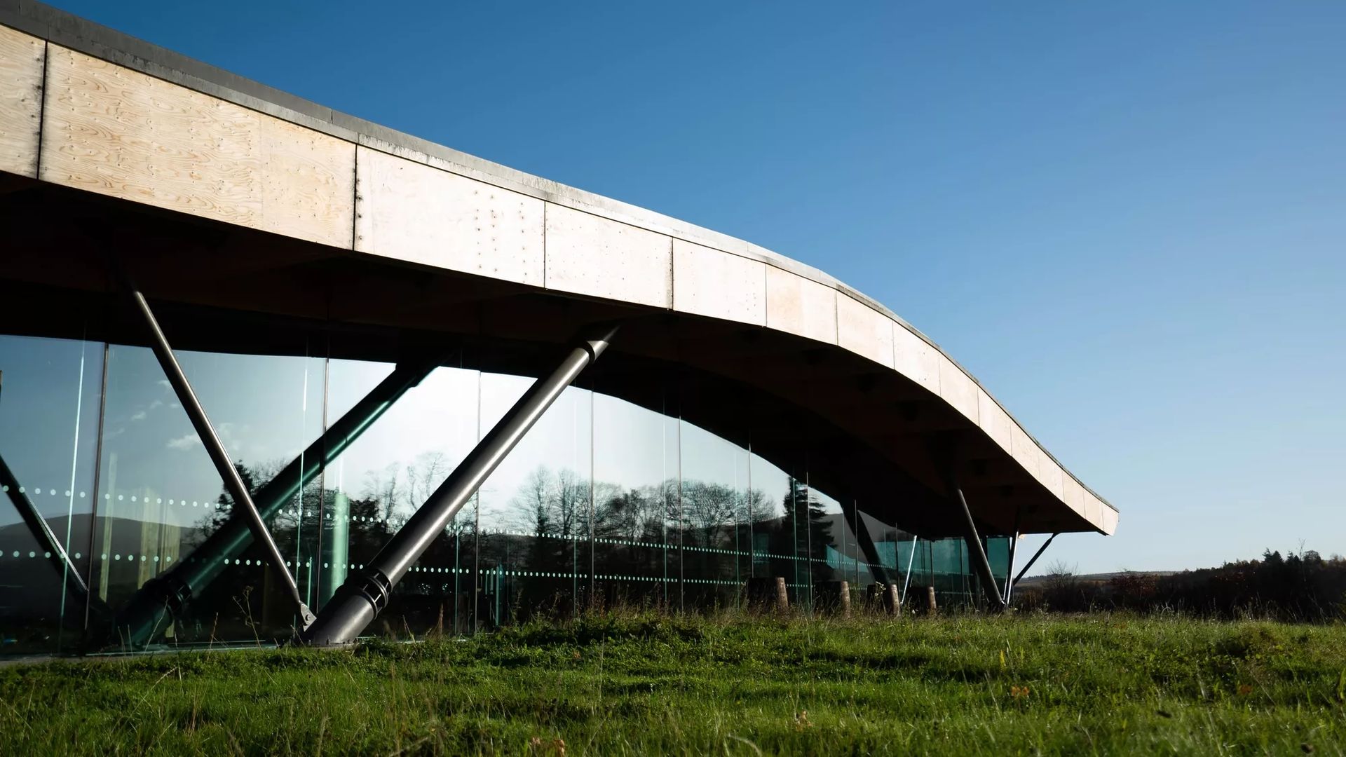 蘇格蘭斯佩賽地區的麥卡倫莊園及其現代化的釀酒廠建築