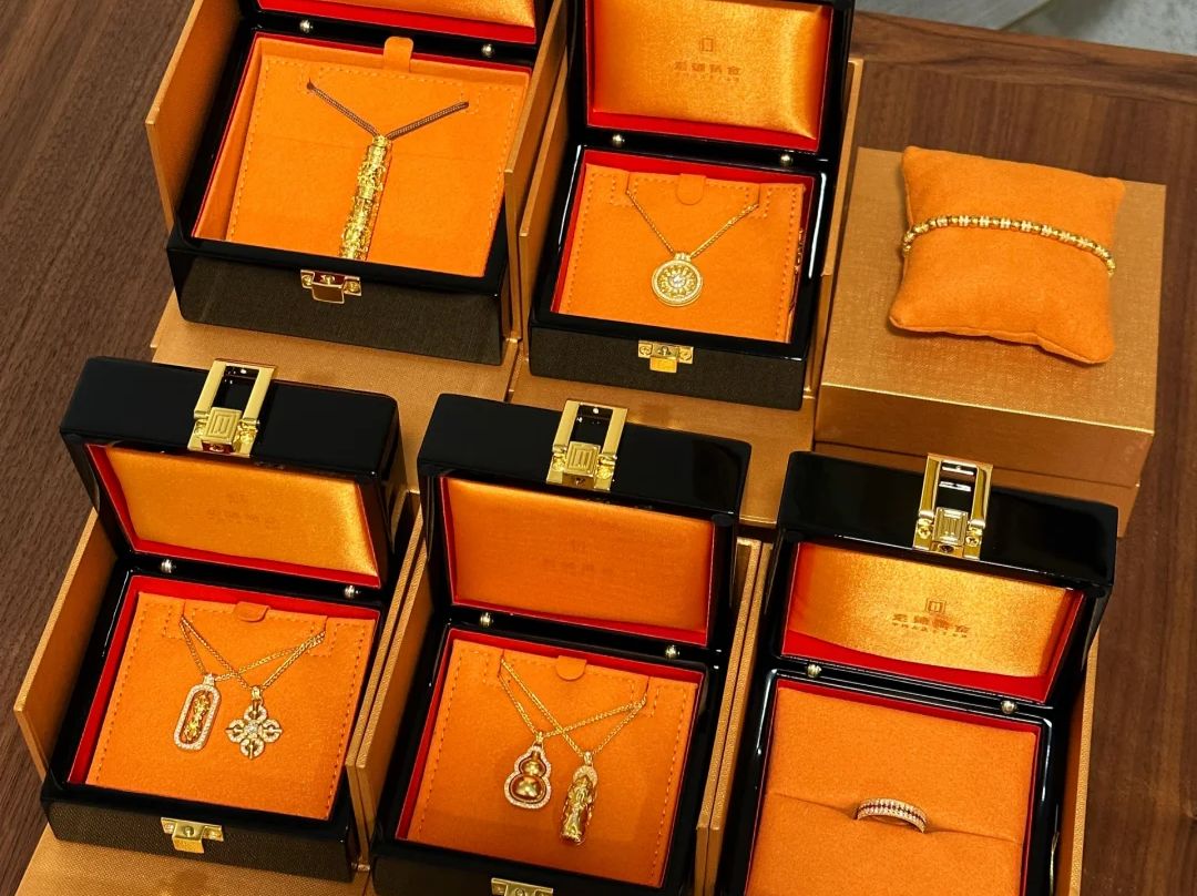 各種品牌的舊金飾和金條