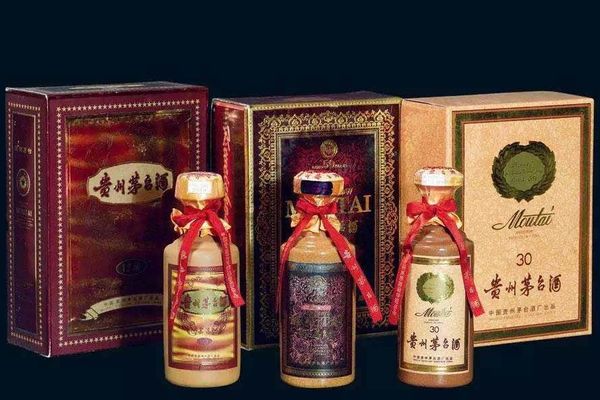 [茅台15年、30年及50年份酒款陳列]