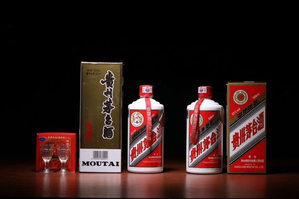 [飛天牌與五星牌茅台酒瓶並列展示]