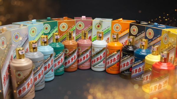 [一系列茅台生肖紀念酒的精美包裝]