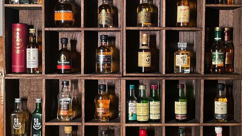 原裝小酒辦與品飲分裝瓶的酒標、容量、封口三步核對示意