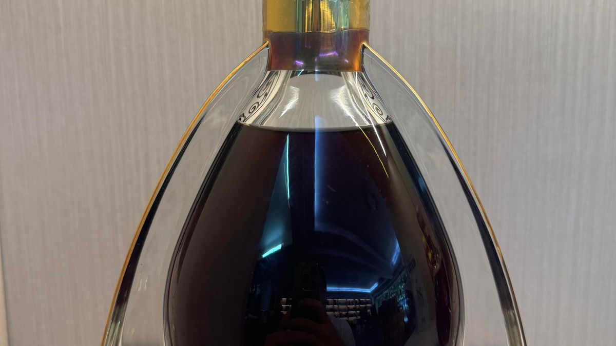 頂級干邑酒樽正背面、瓶頸封口、液面、瓶底、晶塞、編號、原盒及證書傳相鑑定清單