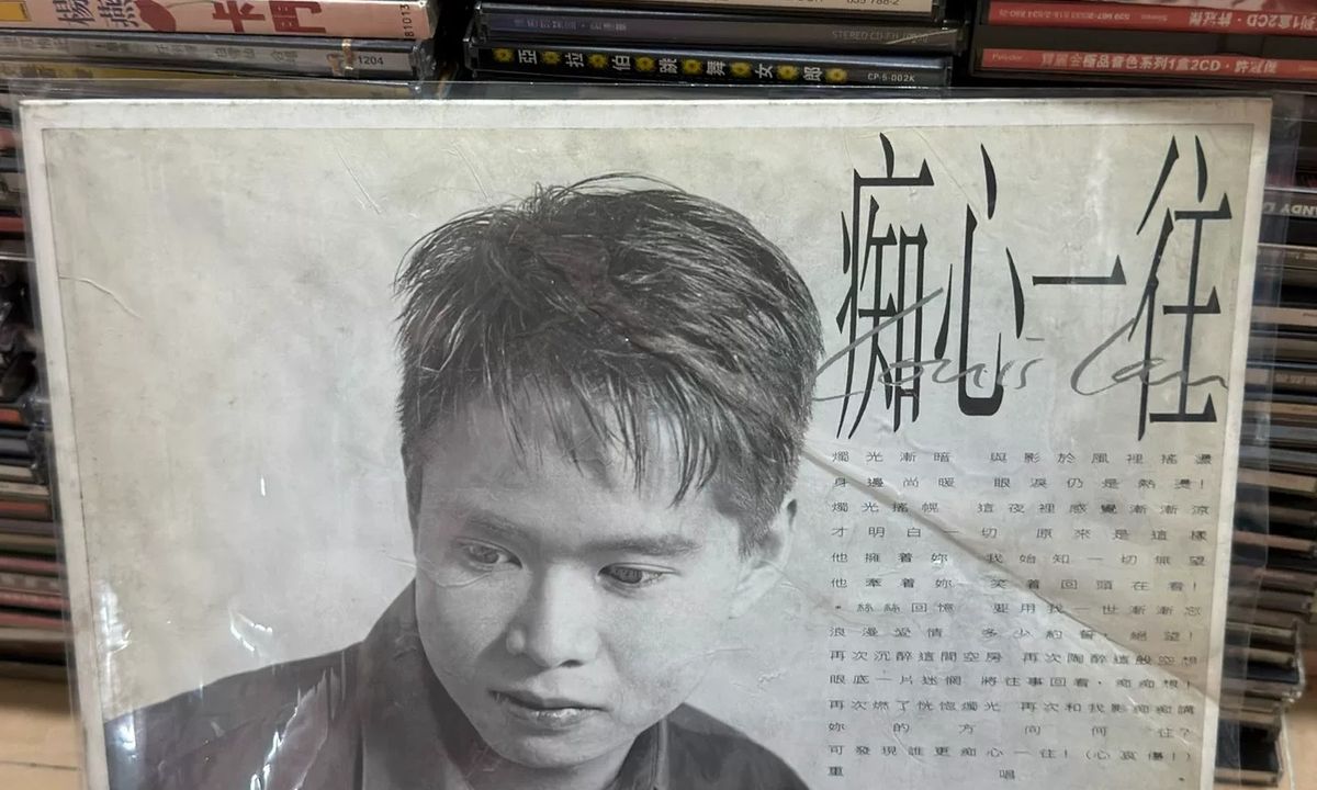 斜光拍攝黑膠溝槽與盤面擦痕，分辨目測無花與溝槽磨損