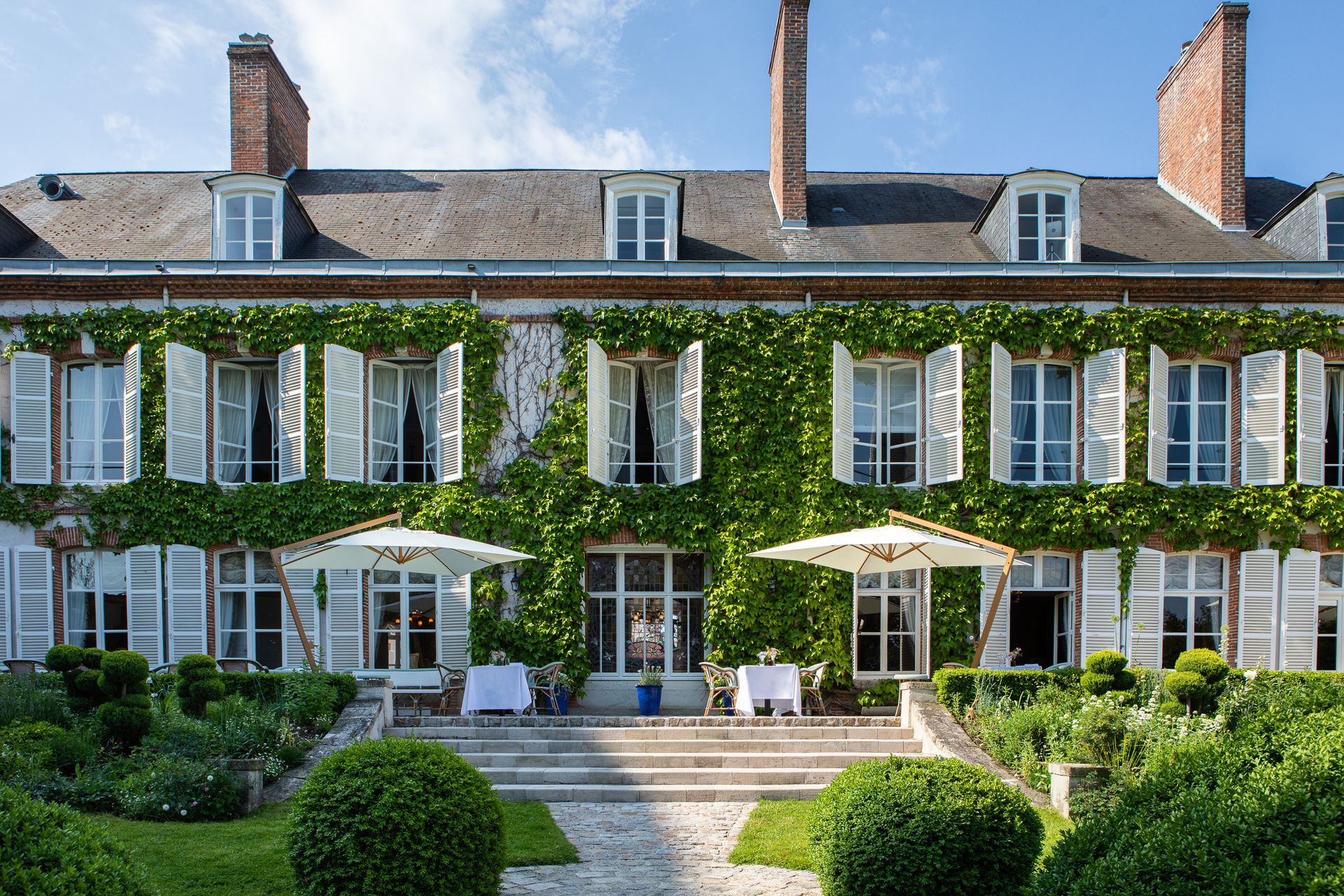 巴黎之花酒莊建築與其標誌性的銀蓮花藝術圖案