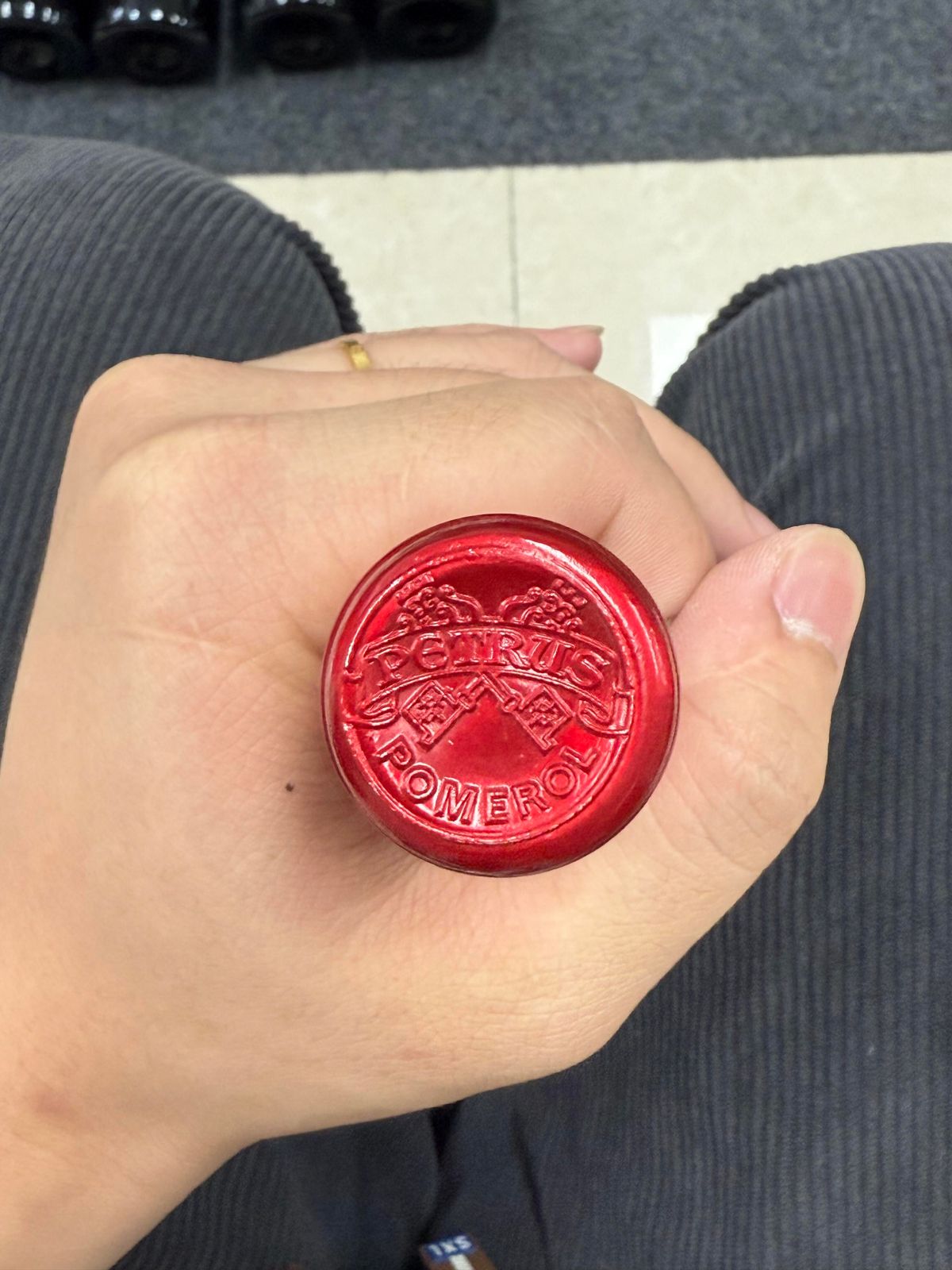 柏圖斯來源證明、瓶底、封帽與酒標細節的拍攝示意圖