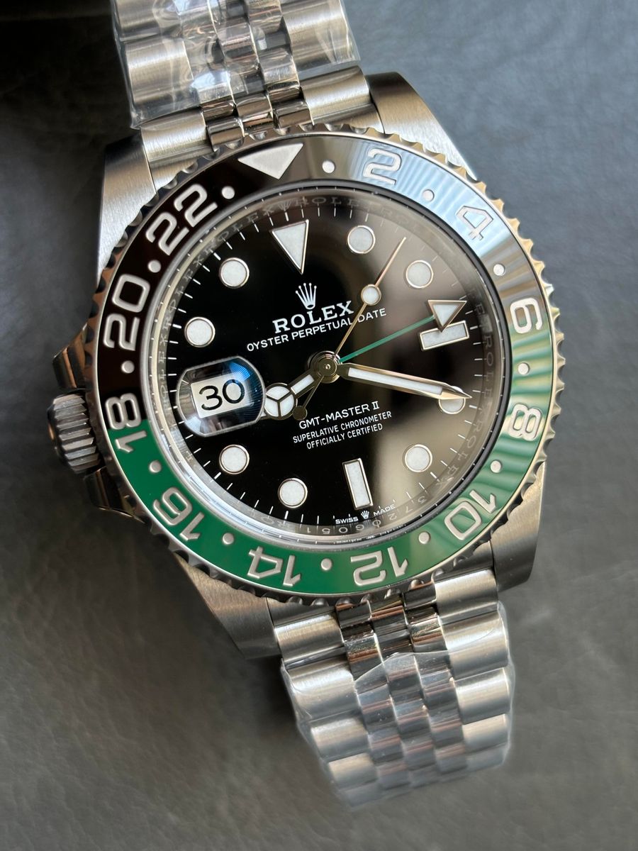 專家正在檢查 GMT-Master II 表殼與序號位置