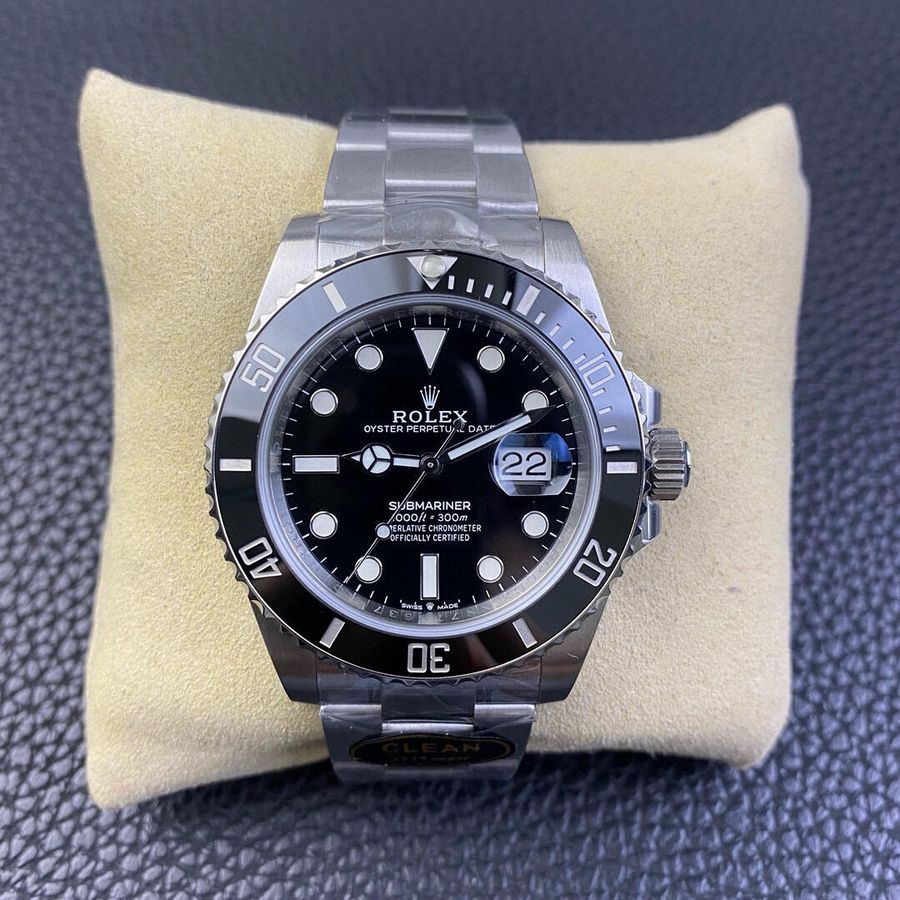 專家正在檢查 Submariner 水鬼錶殼與序號位置