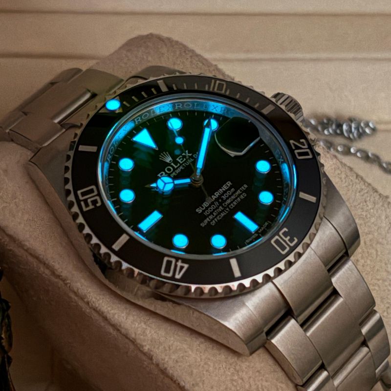 Submariner 錶圈與夜光刻度細節