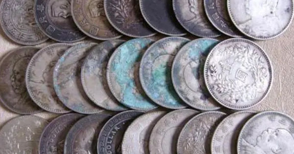 多枚清代龍洋和民國機制幣堆疊在一起，展現其收藏價值