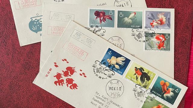 金魚郵票仍貼在信封上，可見航空章、印刷品章、北京日戳與收件地址