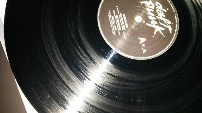 黑膠唱片表面微小刮痕的近距離特寫