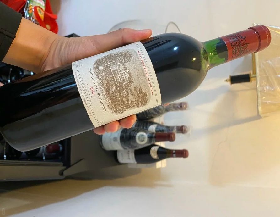 專業鑒定師正在檢查一瓶拉菲紅酒的酒標與封口