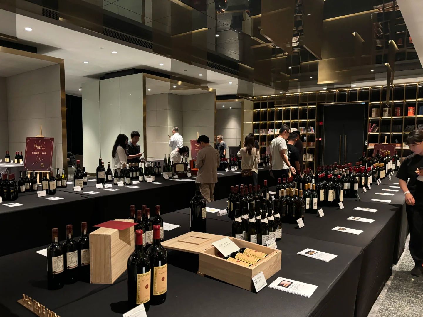 紅酒拍賣會現場與價格走勢圖