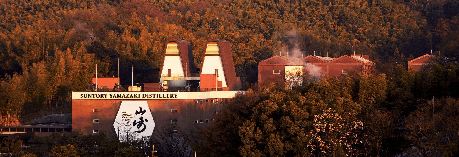 山崎蒸溜所的蒸餾器與酒桶，展現日本威士忌的工藝之美