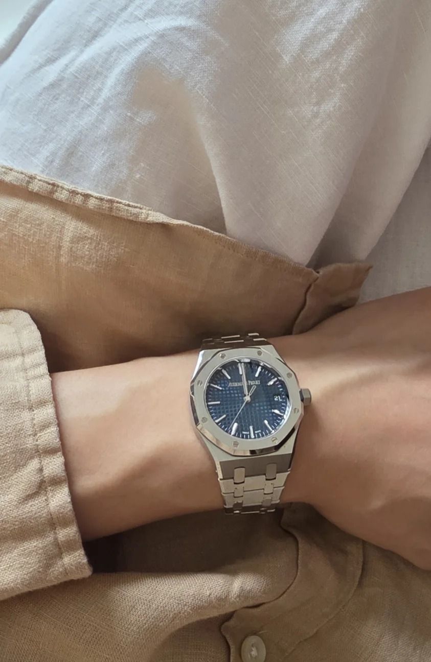 愛彼 Royal Oak 與 Royal Oak Offshore 並列，比較八角錶圈膠墊、面盤格紋與錶冠護橋