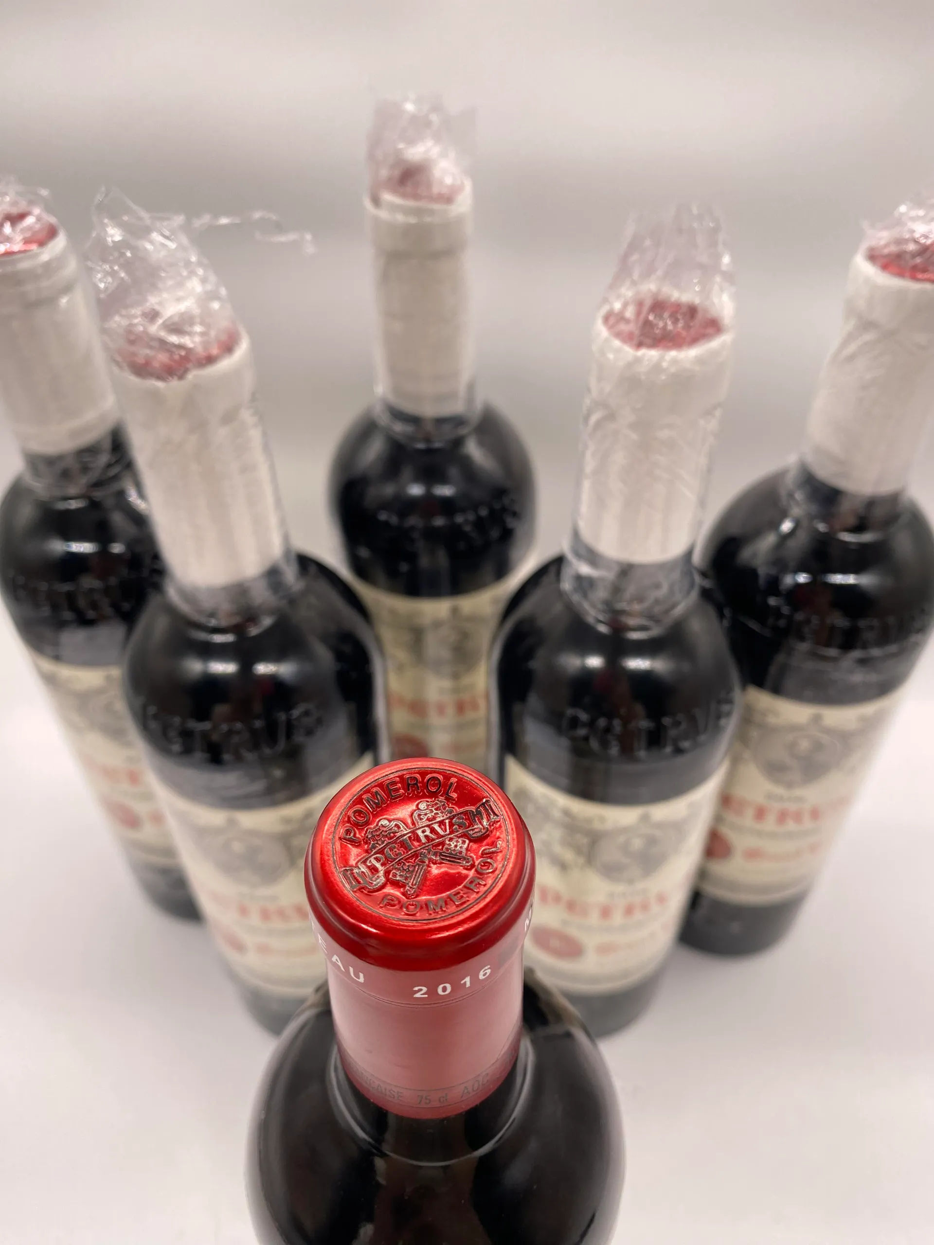名莊酒瓶的液面、木塞與原箱,核對時要連同證書或背標一起看
