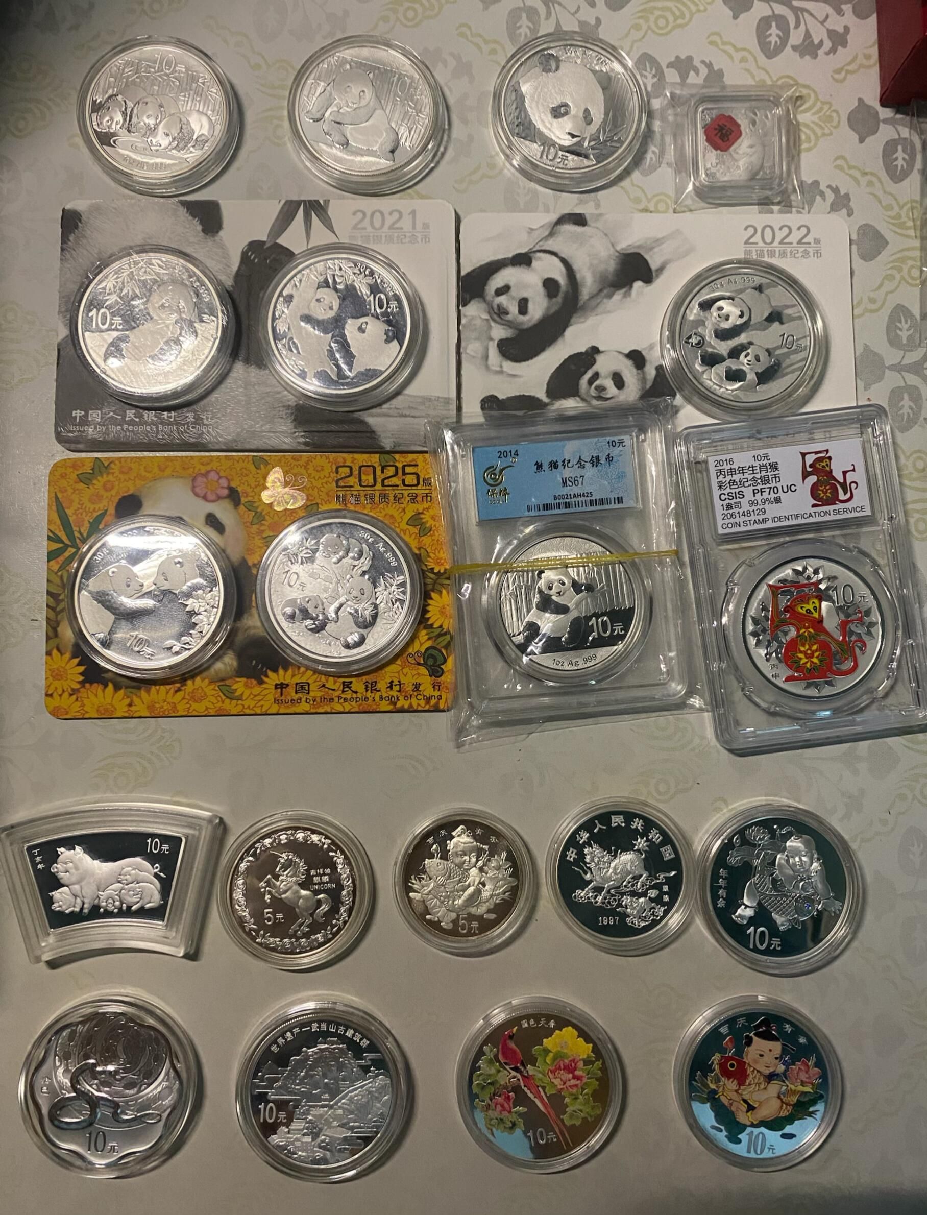 紀念銀幣、純銀紀念章與鍍銀紀念章的面額、材質標示及外觀比較