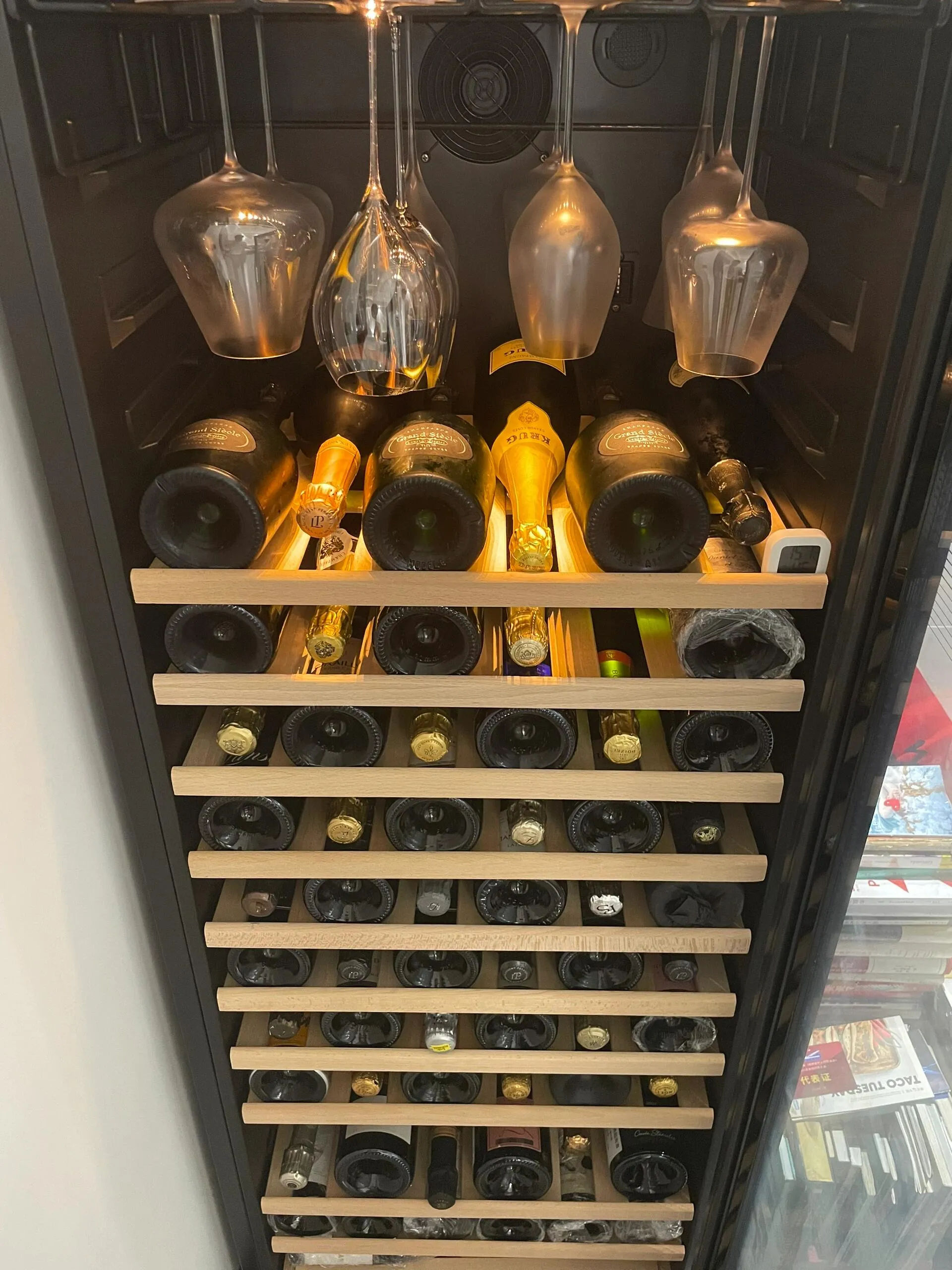 黑色禮盒中的 Dom Pérignon 標準年份香檳，盾牌標和盒子要一起核對