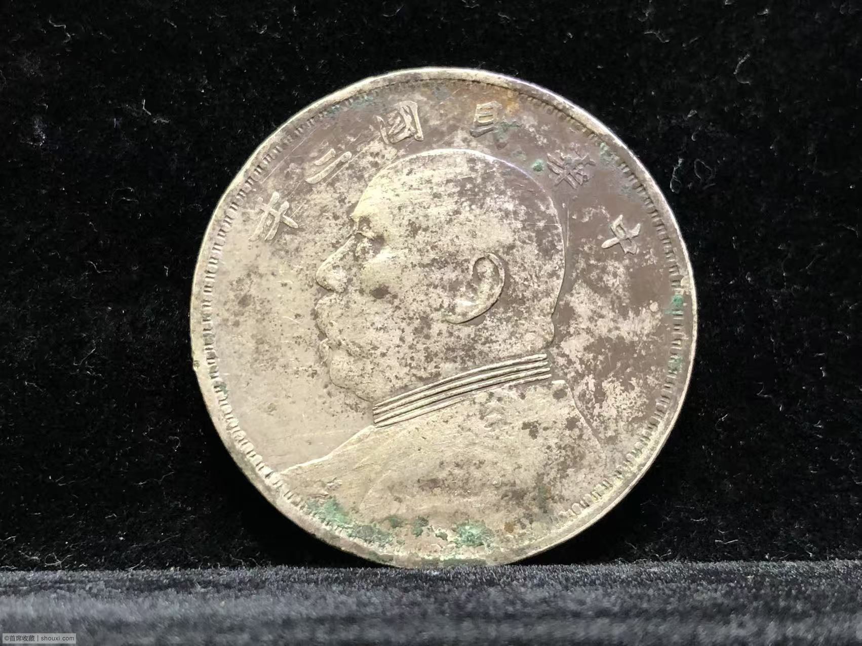 專業銀元鑑定師檢查銀幣的光澤和品相