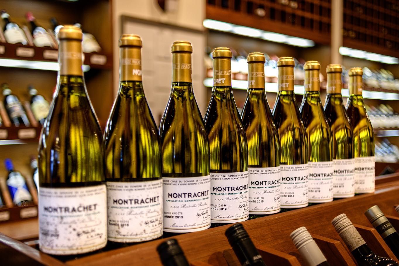 名酒拍賣會現場與成交價示意圖