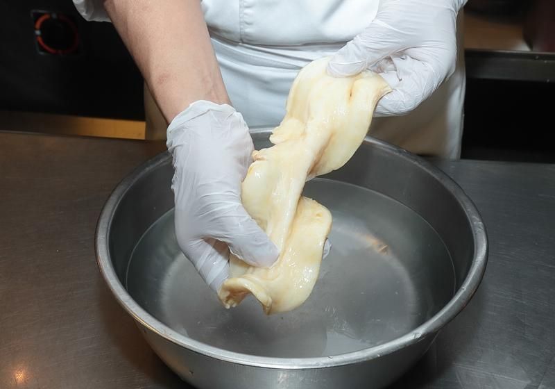 花膠在冷水中浸泡的狀態，檢查其發泡後的彈性和透明度