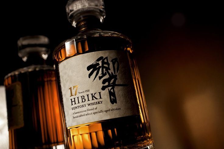 響17年威士忌瓶蓋封膜及防偽標籤特寫