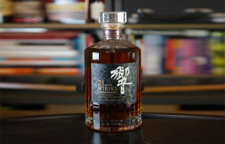 響21年威士忌瓶身特寫及其經典黑色包裝盒