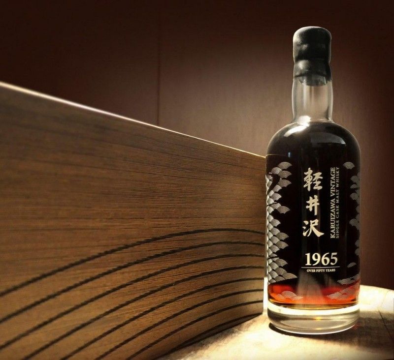 輕井澤威士忌特寫，強調瓶身與酒標細節