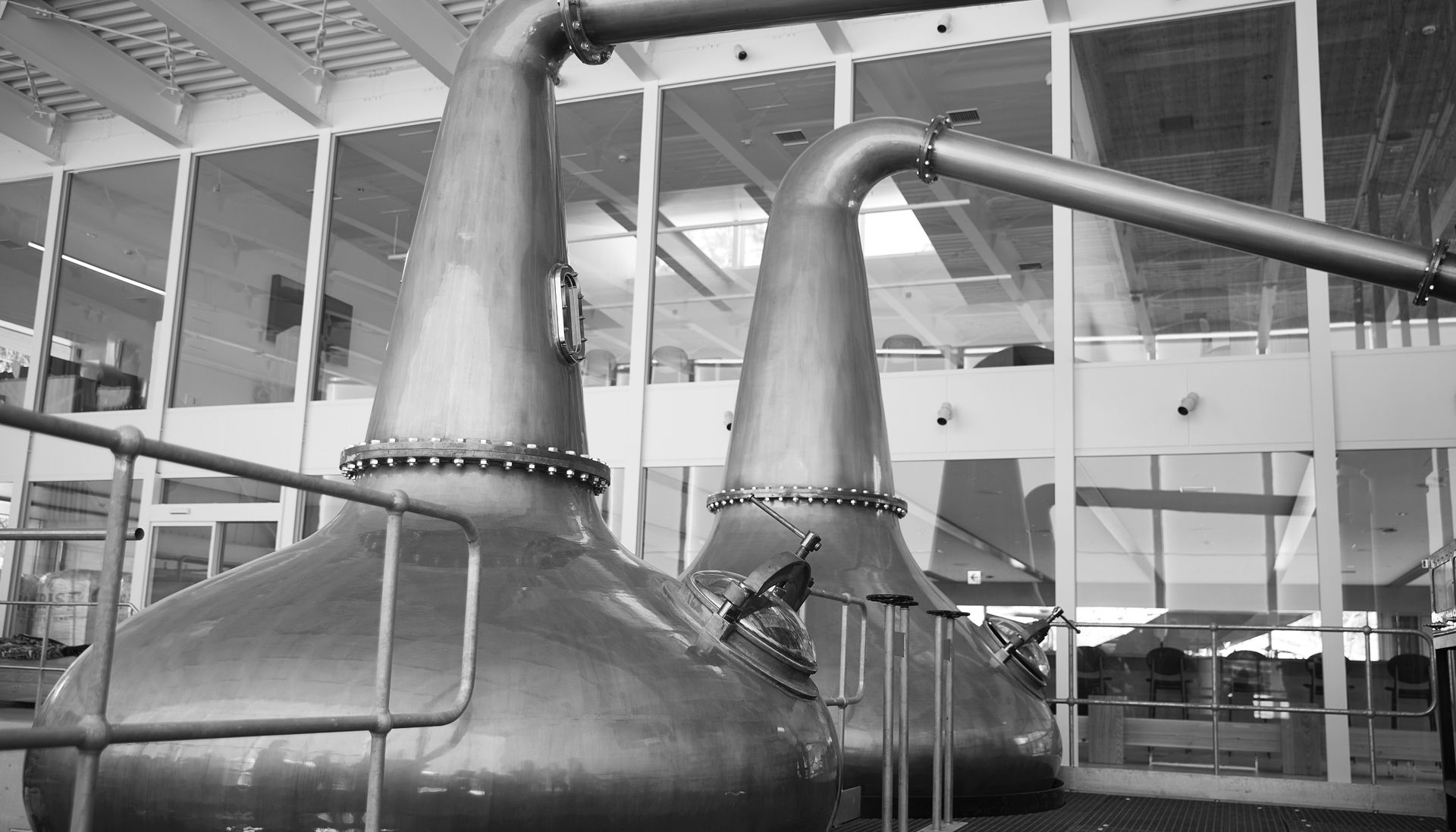 輕井澤酒廠拆除後的空曠景觀或舊時蒸餾器