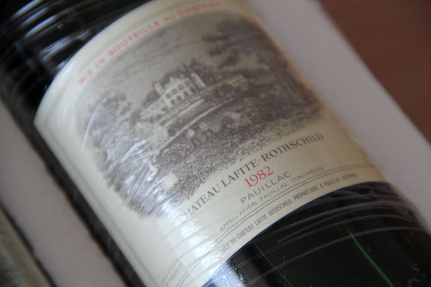 1982年拉菲酒標的細節特寫，用於檢查印刷和老化痕跡