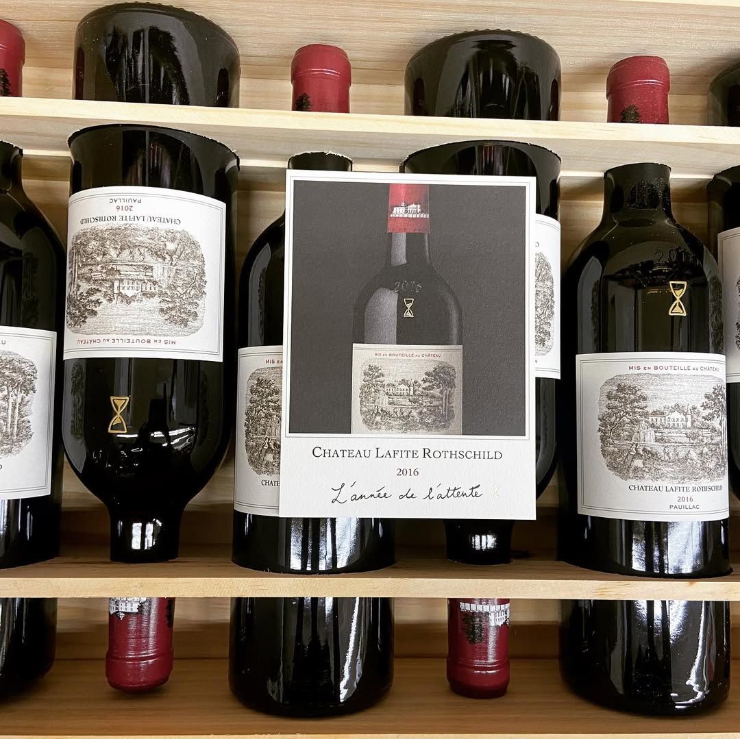 2016年份拉菲傳奇滿分酒瓶身特寫