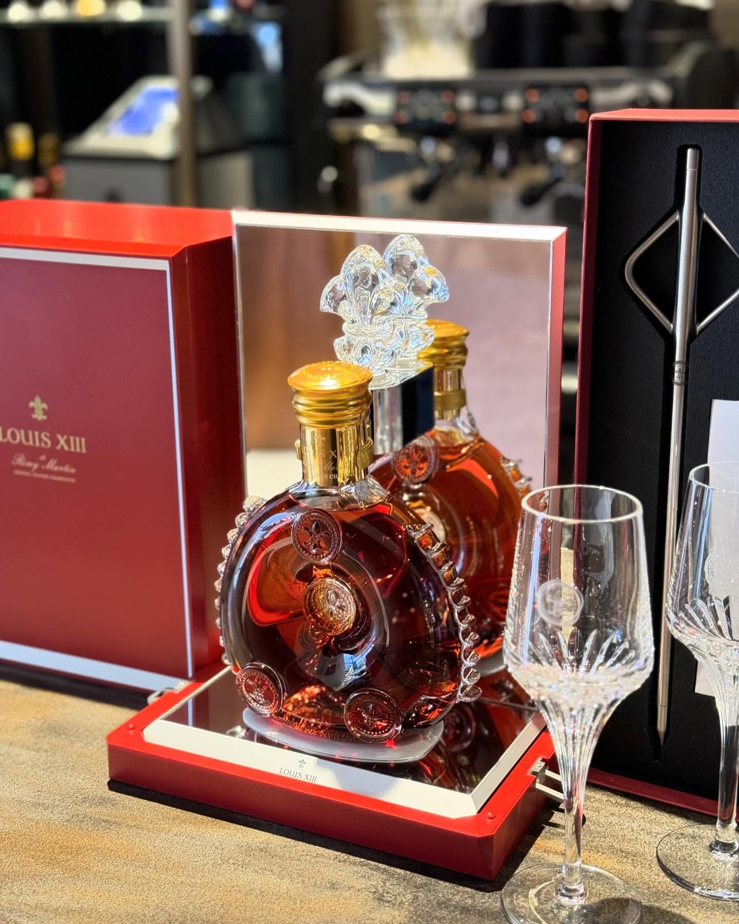 巴卡拉水晶手工吹製路易十三酒瓶細節