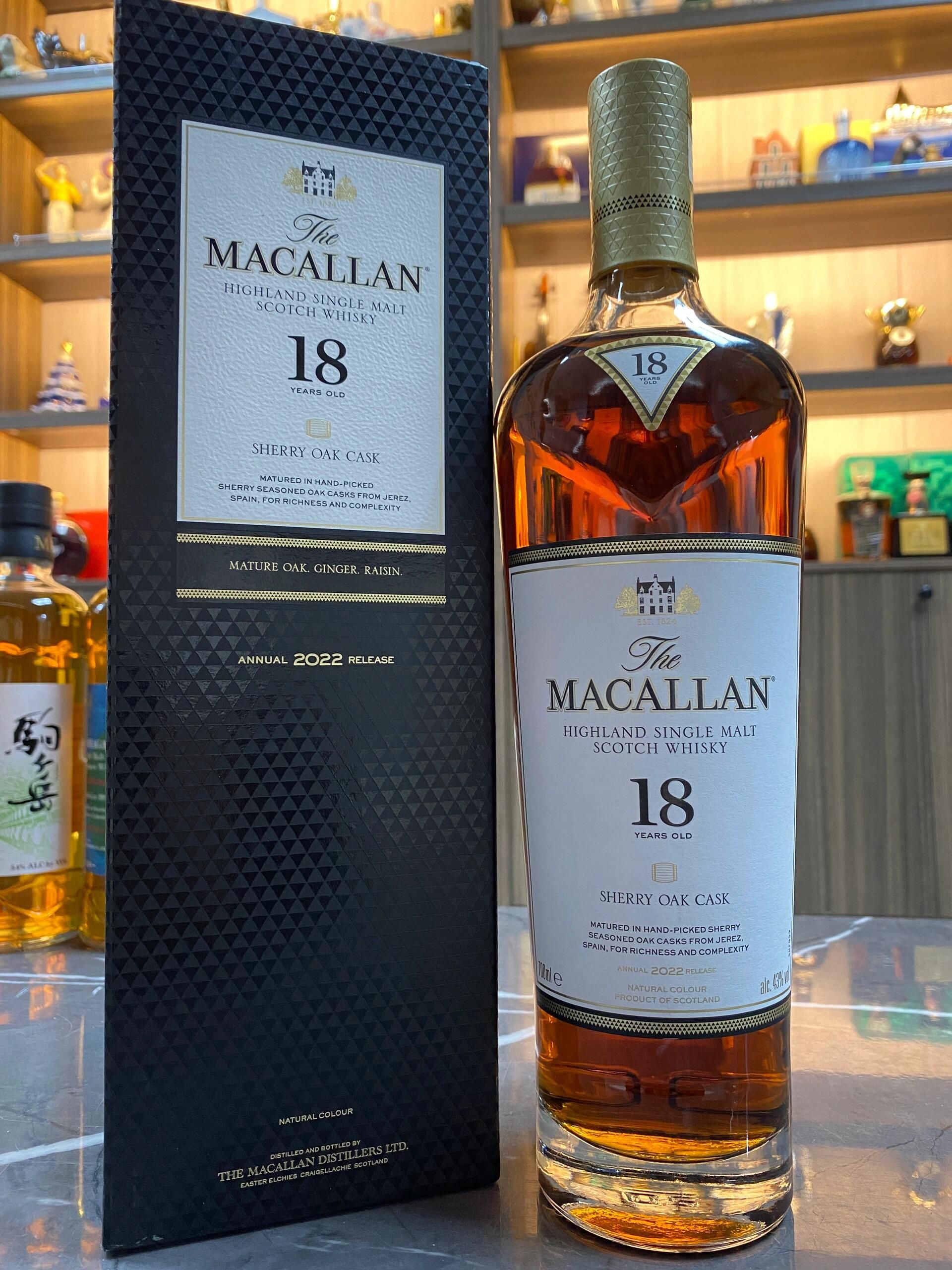 麥卡倫 18 年 Sherry Oak 與外盒展示
