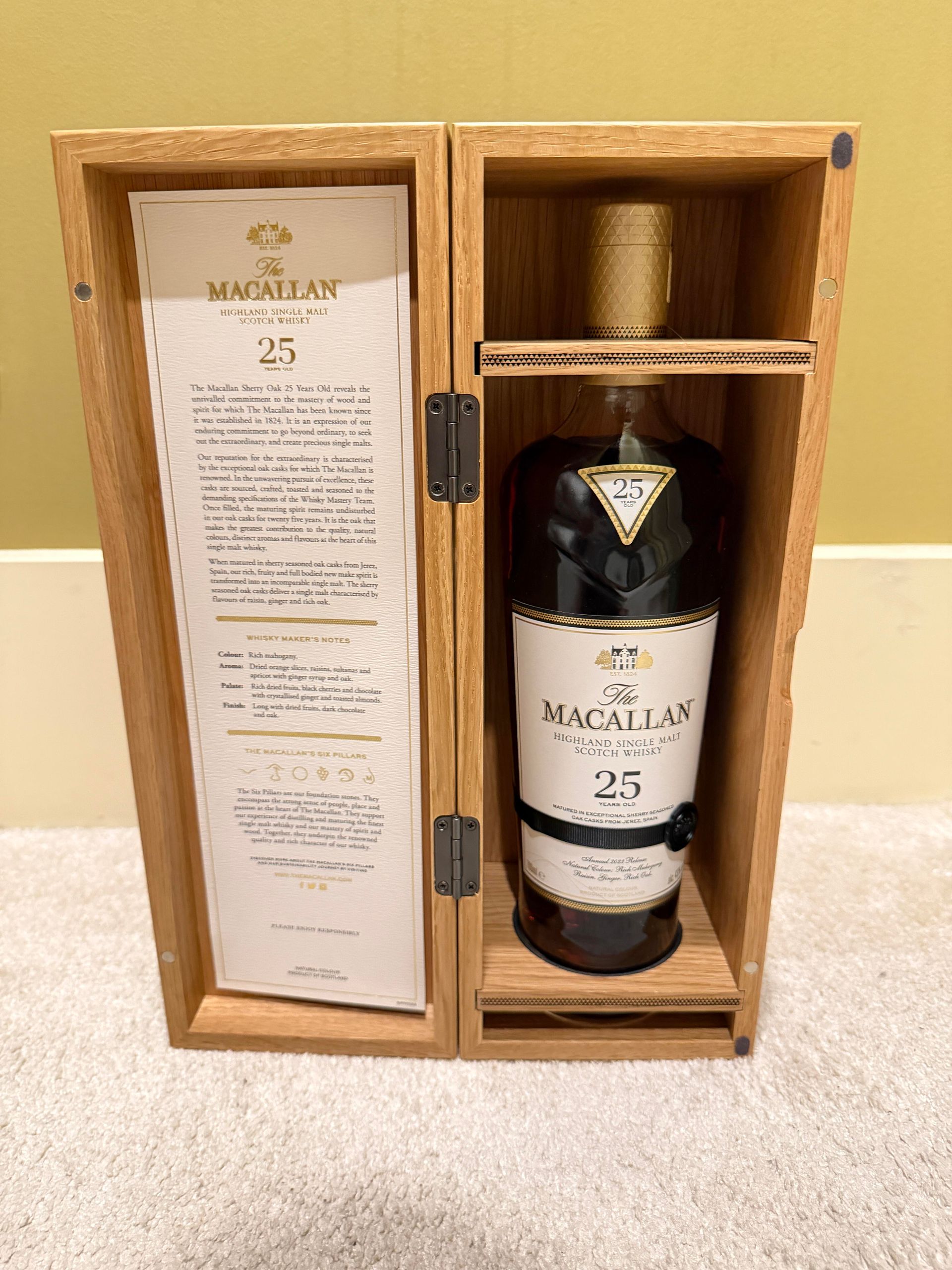 麥卡倫 25 年禮盒與酒瓶近照