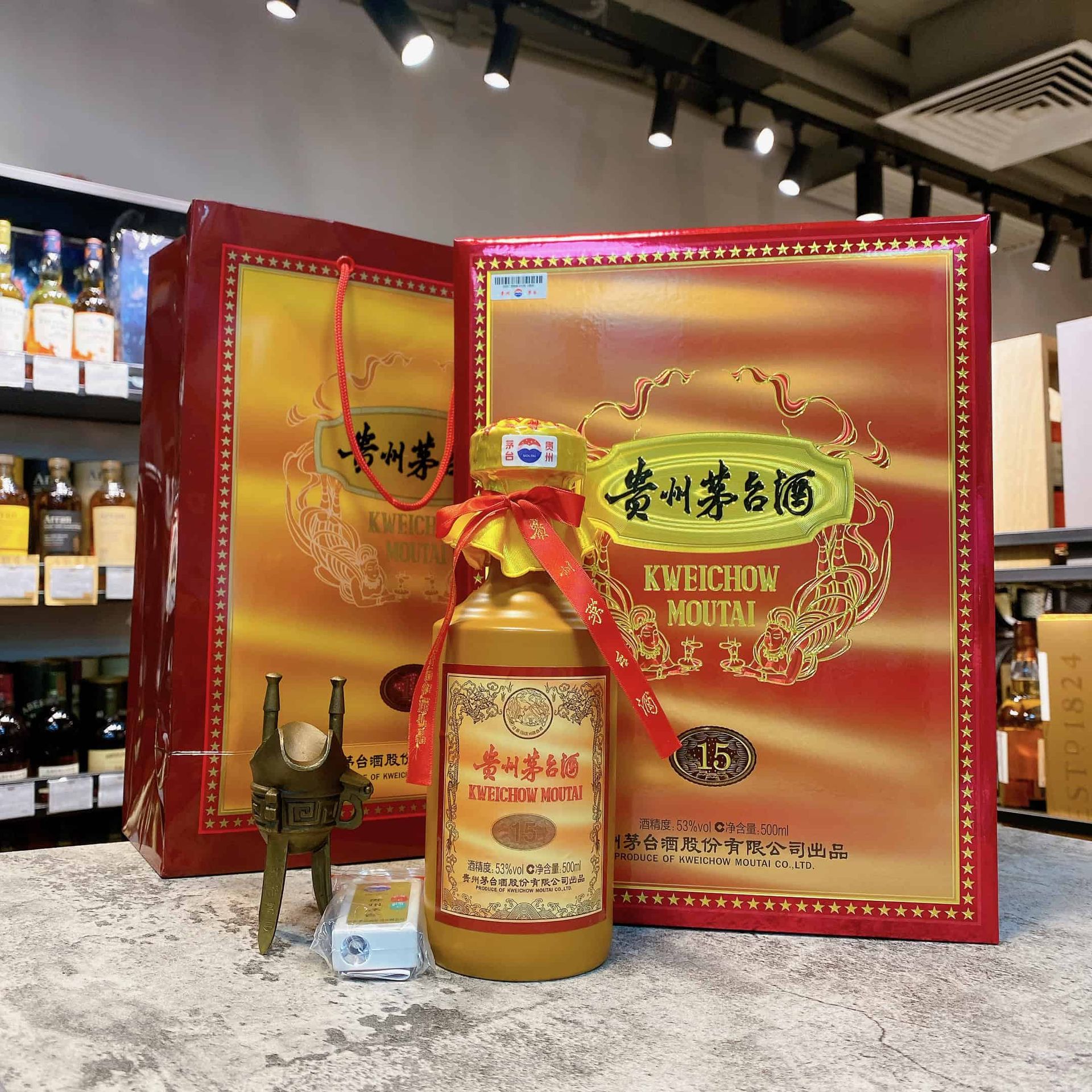 一瓶保存完好的茅台酒與原廠包裝盒