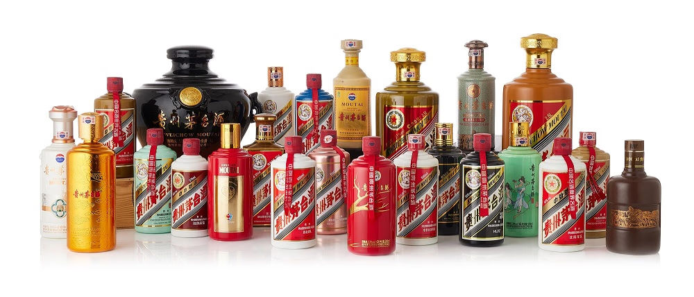 不同年份的茅台酒瓶展示，展現歷史傳承