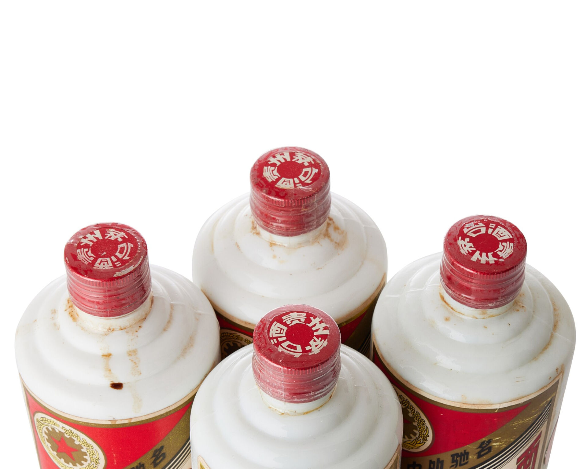 近距離展示稀有茅台酒的鐵蓋與封口細節