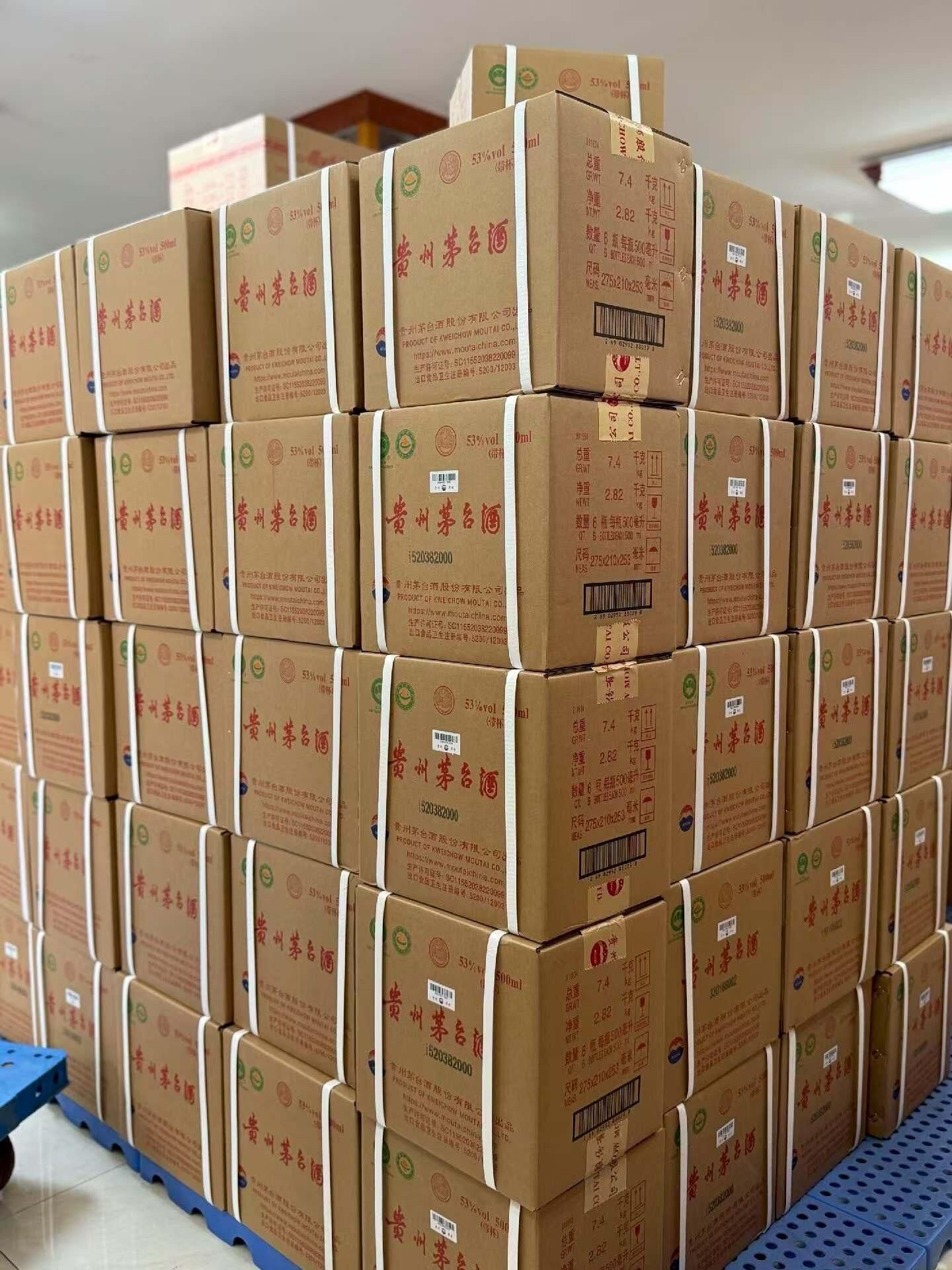 飛天茅台紅飄帶污漬抽絲與原裝酒杯完整度比較