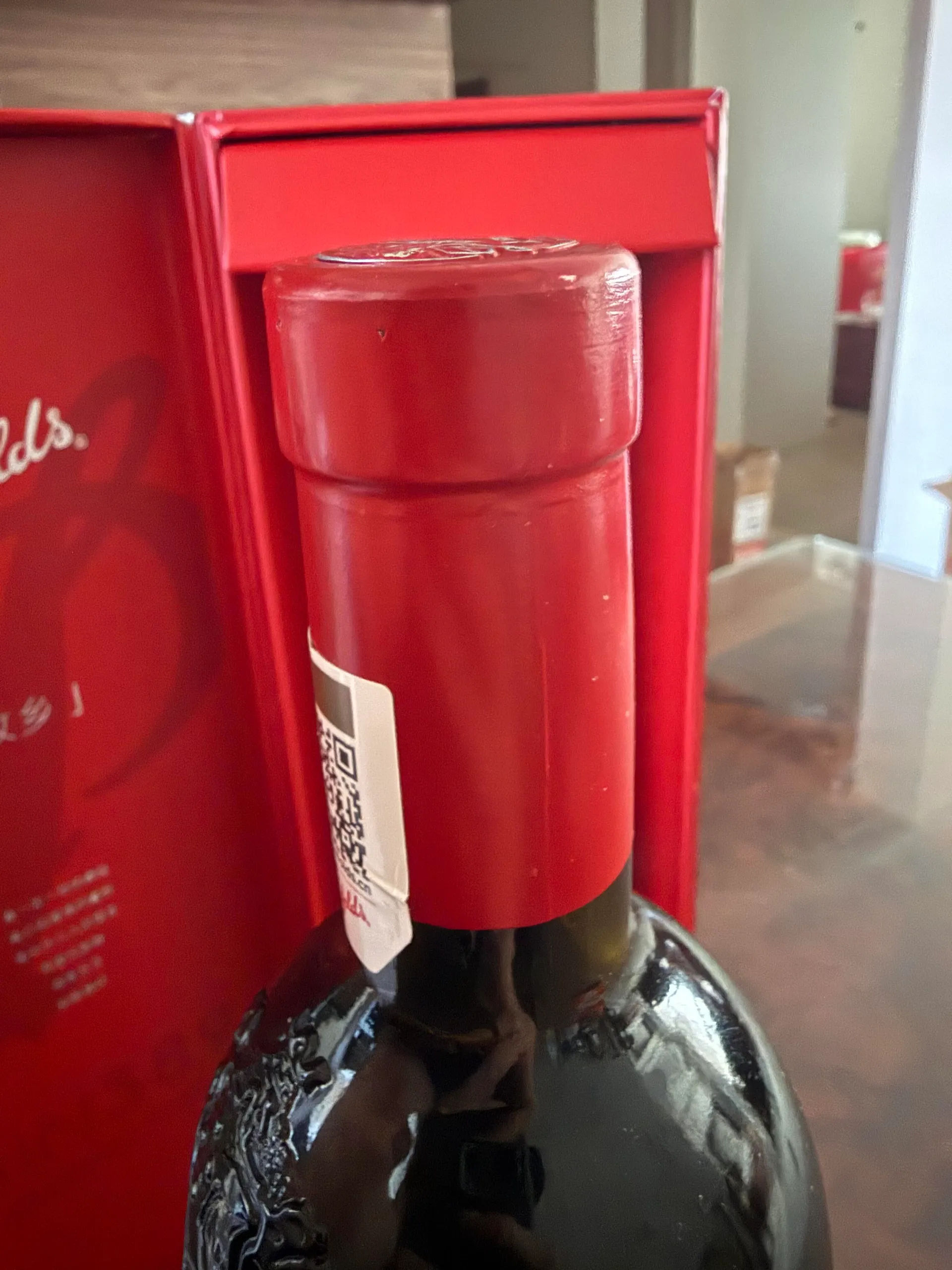 陳年紅酒瓶頸液面、軟木塞與封套，用來判斷是否仍是出廠原裝或曾經換塞