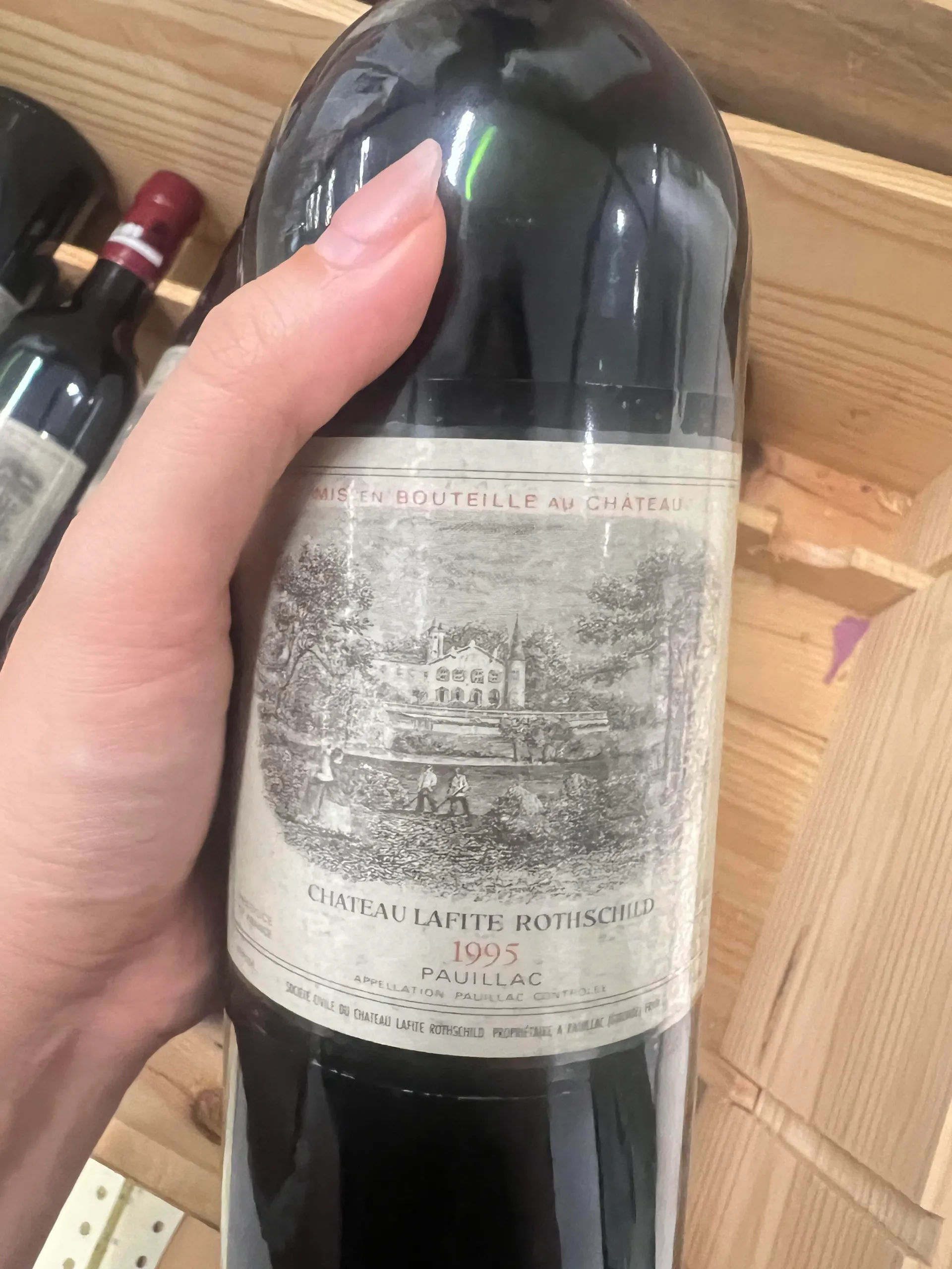 波爾多名莊酒瓶的液面、封套、酒標與原箱，估價前需拍攝的核對位置