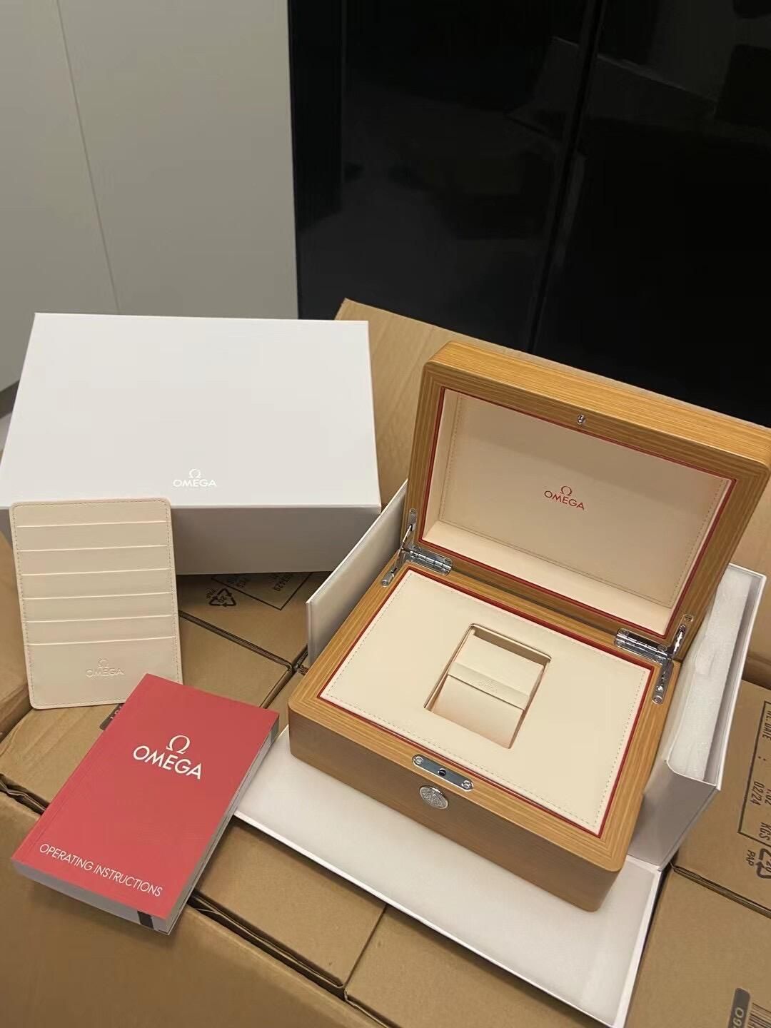 Omega 錶盒、保卡、服務發票、原配錶鏈與額外帶格的出售前整理清單