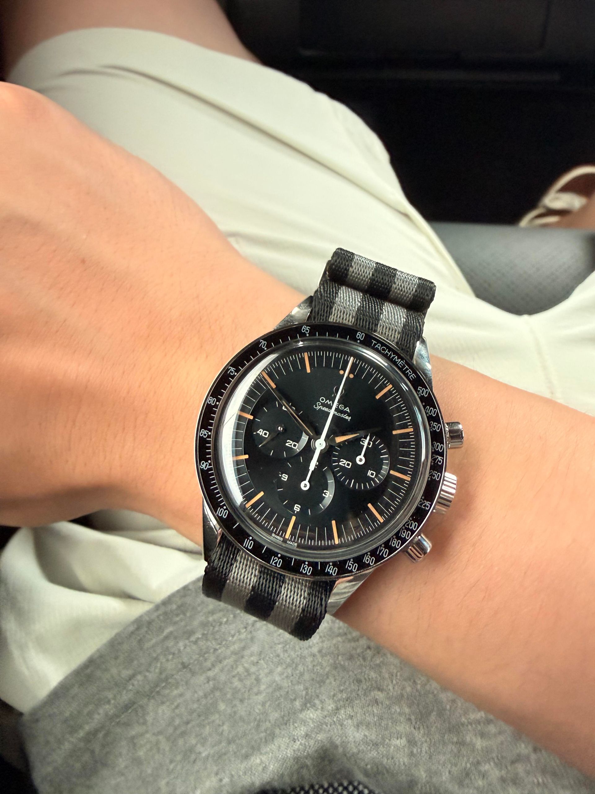 Speedmaster 腕錶、保卡、保養單、原盒與拆下的鋼帶帶格按估價清單排列