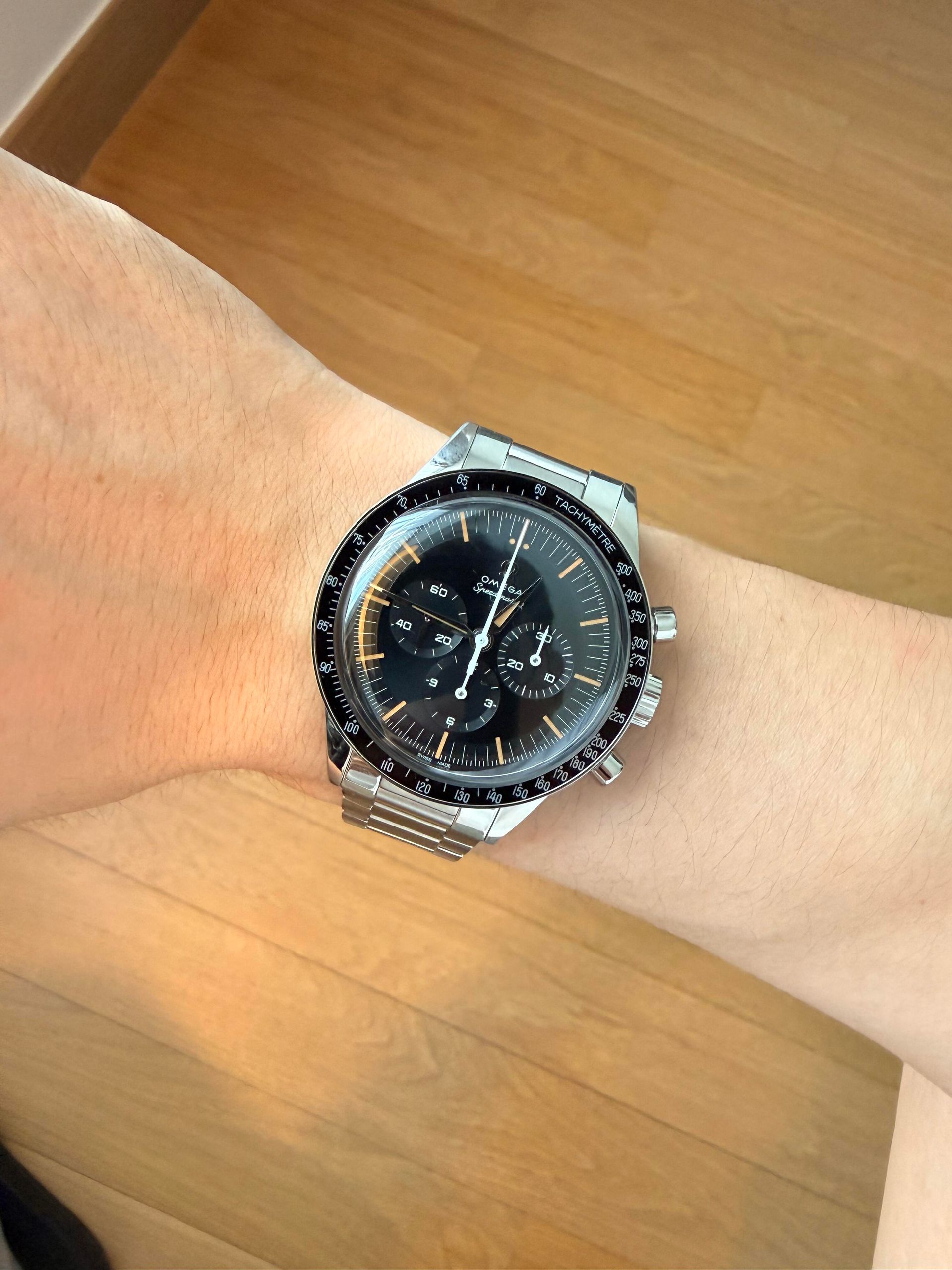 Speedmaster 計時指針、錶冠按鈕、錶殼邊角及對應保養單據的核對細節