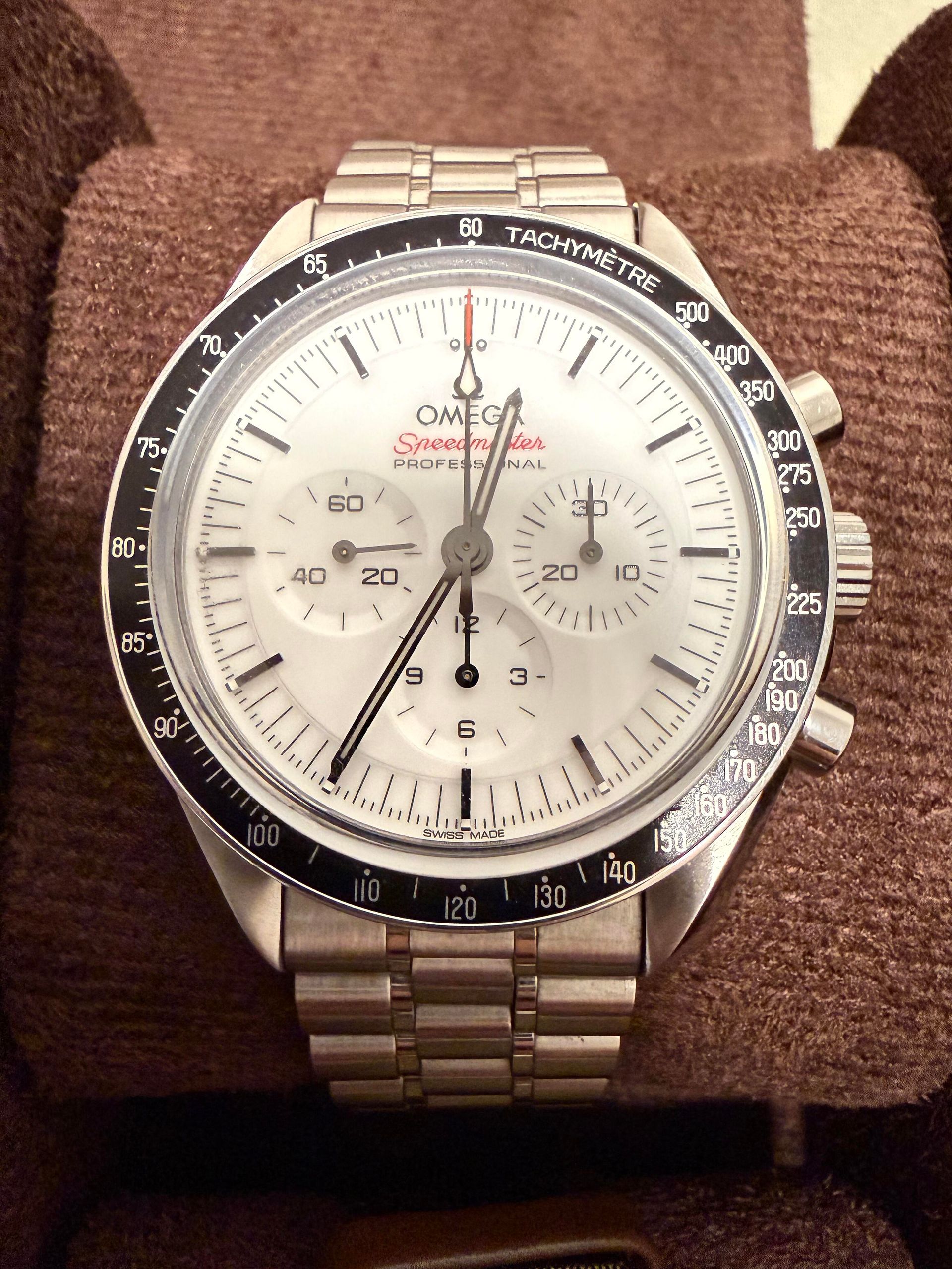 Omega Speedmaster Moonwatch、Reduced 與 Racing 並列，展示不同錶徑、子盤配置及型號資料