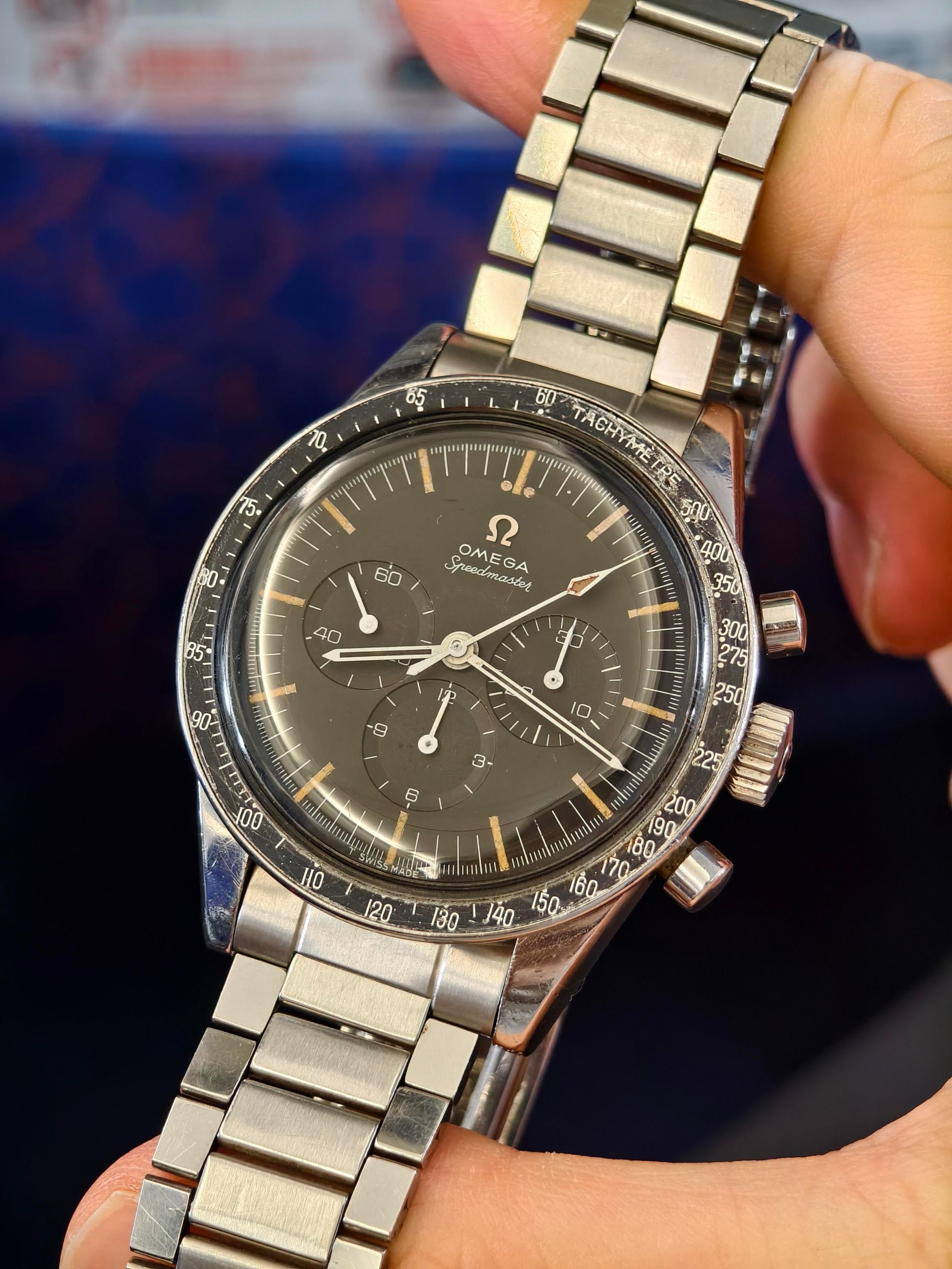 Moonwatch 與 Reduced 的完整型號資料、Hesalite 及藍寶石鏡面和底蓋細節對照
