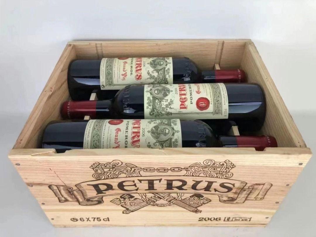 印有Pétrus標誌的原裝木箱(OWC)