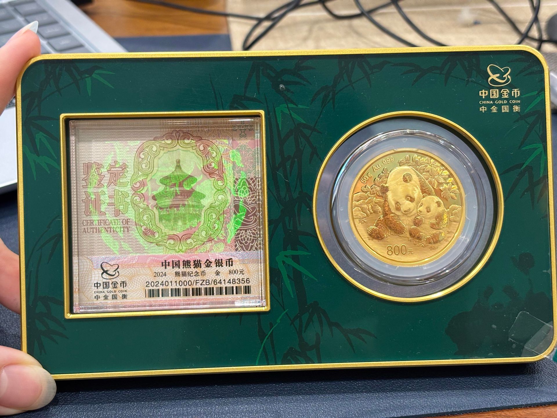 熊貓金幣原封軟膠套發黃、變硬、裂口與油狀殘留的風險比較示意圖