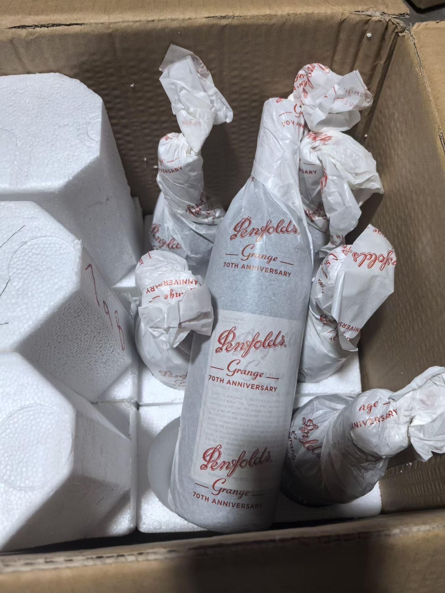 核對 Penfolds Grange 不同年份的正背酒標、封套與年份資料