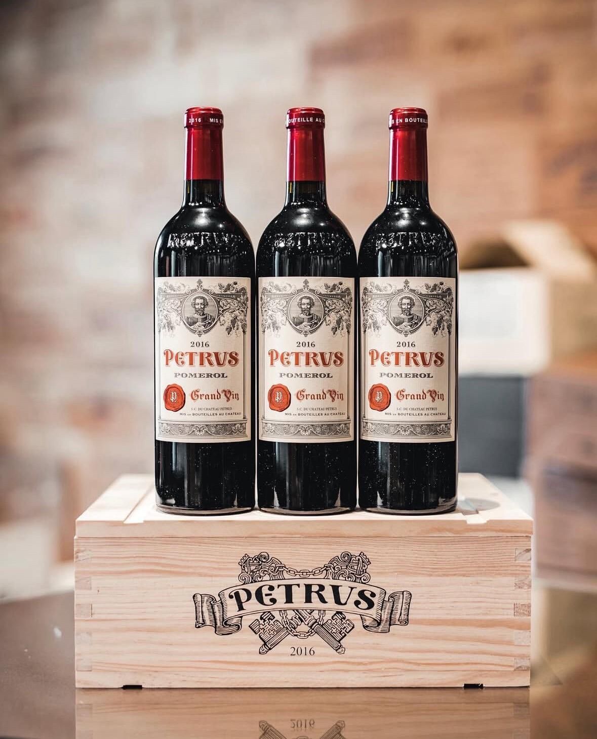 Pétrus 原木箱與酒窖收藏場景